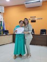 Neuzeni Garcia de Moraes recebendo a moção da vereadora Lucinete da Costa