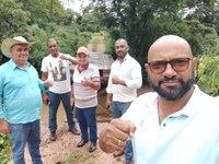 Vereadores da Câmara Municipal, estiveram na região do P.A Safra, acompanhando o início dos serviços de reparos da Ponte do Córrego Jabuti.