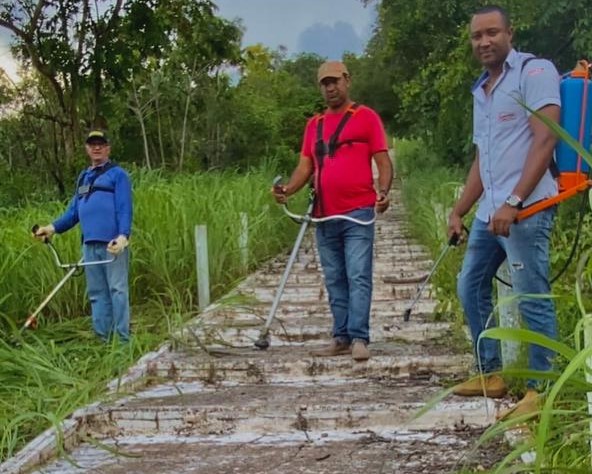 Vereadores da Câmara Municipal, tomaram a iniciativa de roçar e limpar a Escadaria que da acesso ao Morro do Cruzeiro e também ao Pátio da Igreja no bairro Centro Oeste.